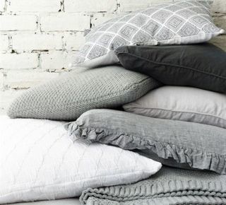 Kmenový polštář na uhlí Olso Grey Cushion