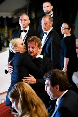 Charlize Theron, Sean Penn, trapné objetí, červený koberec Cannes