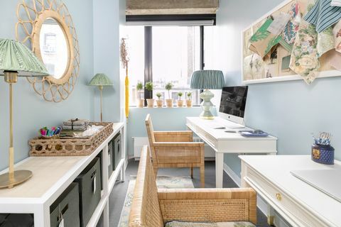 designová kancelář lovce jennifer v new Yorku s modrými stěnami a bílými stoly