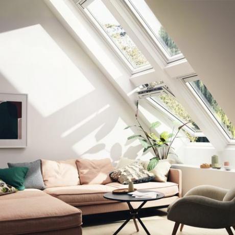 Obývací pokoj instalovaný se střešními okny VELUX, které praskají přirozeným světlem