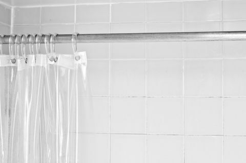 Čirý sprchový závěs s bílou sprchou