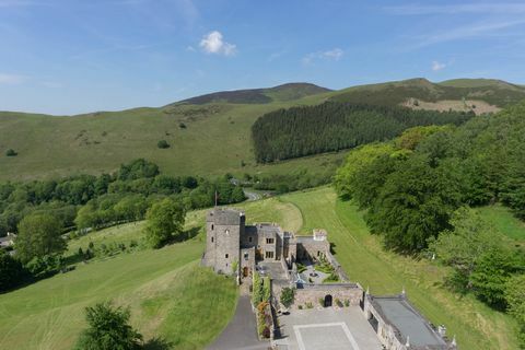 Castell Gyrn - zámek se 6 ložnicemi ve Walesu