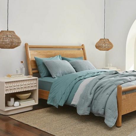 Dřevěná postel Solano