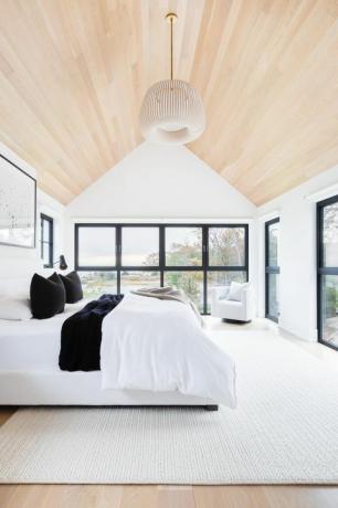 ložnice, dřevěný strop, bílý koberec, bílá postel
