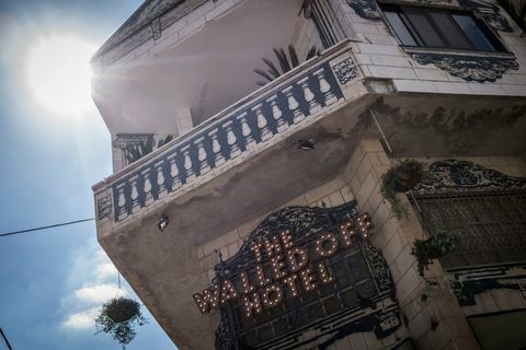 Britský umělec Banksy otevírá opevněný hotel v Betlémě