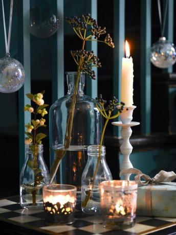 nejkrásnější vánoční schémata této sezóny promění váš domov stylovým blikáním welcomefestive bobule a svíčky seskupené do držáků v různých výškách vytvářejí atraktivní dohoda