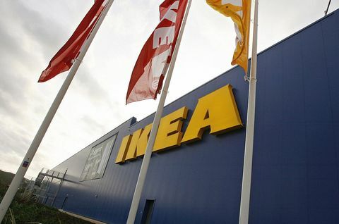 Vlajky létají v novém obchodě Ikea v Belfastu