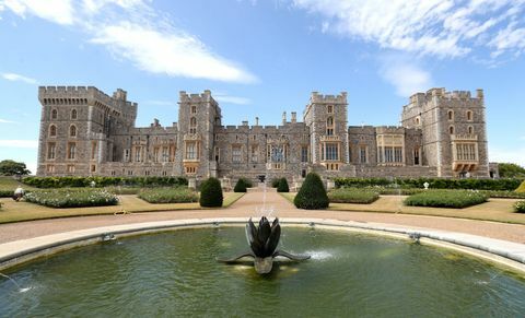 Windsor, Anglie srpen 05 návštěvníků rozhlížet kolem hradů Windsor východní terasy zahrada, jak se připravuje k otevření pro veřejnost na zámku Windsor na srpen 05, 2020 ve Windsoru, Anglie je to poprvé za více než čtyřicet let, kdy byly zahrady otevřeny pro veřejnou fotografii od chris jacksongetty snímky