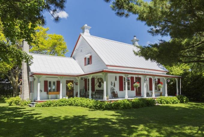 Vnější pohled na dům v bílém kanadském stylu kolem roku 1840 na začátku léta, Quebec, Kanada