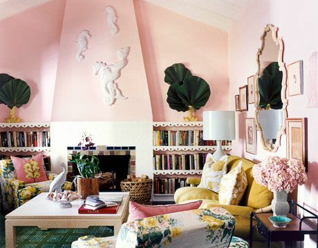 růžový malovaný obývací pokoj se zeleným kobercem a krbem