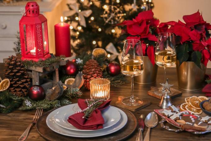 slavnostní vánoční jídelní stůl s bílým vínem