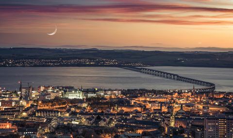 Letecký pohled na osvětlené panoráma řeky řekou při západu slunce