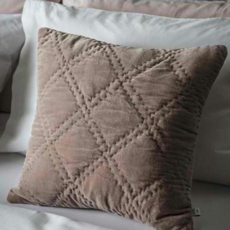 Bavlněný sametový polštář Iggy Quilted v barvě Blush