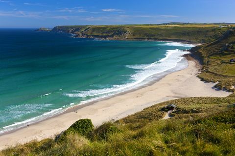 Písečná pláž v Sennen na poloostrově Penwith u Whitesands Bay.