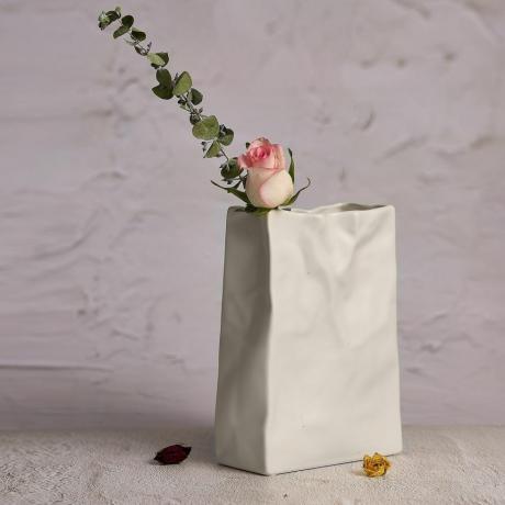 Váza z mačkaného papíru