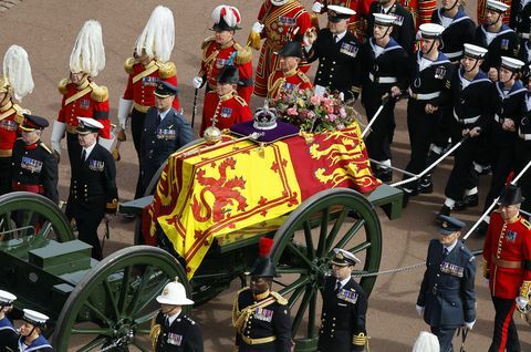 Londýn, Anglie 19. září pohřební průvod královny na státní lafetě královského námořnictva cestuje po obchodním centru 19. září 2022 v Londýně, Anglie elizabeth alexandra mary windsor se narodila v bruton street, mayfair v Londýně dne 21. dubna 1926, v roce 1947 se provdala za prince Filipa a 6. února 1952 nastoupila na trůn Spojeného království a Commonwealthu. smrt jejího otce, král Jiří vi, královna Alžběta II. zemřela na zámku balmoral ve Skotsku 8. září 2022 a je následována jejím nejstarším synem, králem Karlem iii foto by chip somodevillagetty snímky