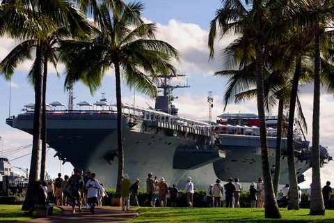 Turisté navštěvují USS Arizona Memorial Museum na