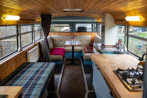 Zůstaňte v převedeném ročním autobusu Double Decker na velšské venkově