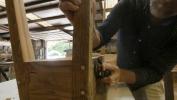 Tento Charleston Woodworker vyrábí tabulky z regenerovaných paprsků