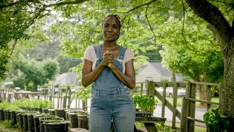 hostitel jamila norman představuje pro fotografii, jak je vidět na dvorku farmář, sezóna 1