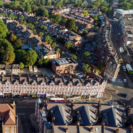 Letecký pohled na hlavní nákupní ulici na Muswell Hill Broadway